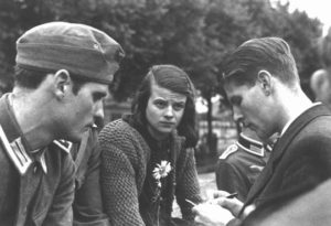 sophie-hans-scholl-with-christoph-probst-1942